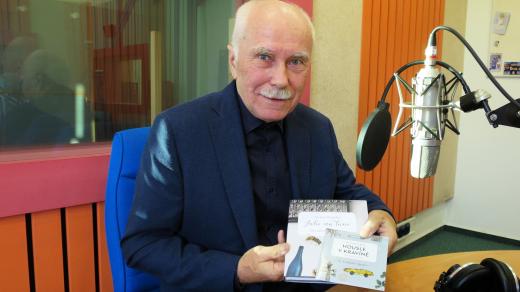 Bohumil Kos ve studiu Českého rozhlasu Hradec Králové