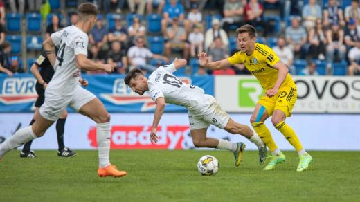 Fotbalisté Sigmy na hřišti Slovácka