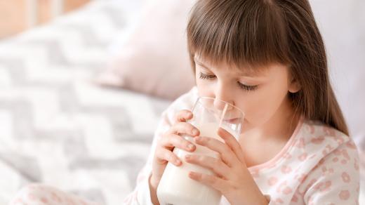 Pomáhá sklenice mléka k lepšímu usínání?