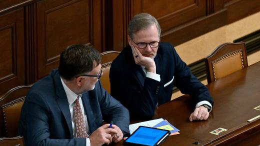Zleva ministr financí Zbyněk Stanjura a premiér Petr Fiala