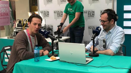 Herec Jan Nedbal na Zlín Film Festivalu 2022, živé natáčení pořadu Na pohovce Jožky Kubáníka