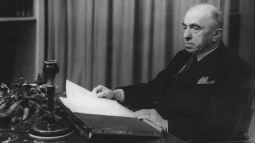 Emil Hácha u rozhlasového mikrofonu (1939)