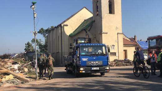 Hrušky, neděle ráno. Úklidové práce pokračují