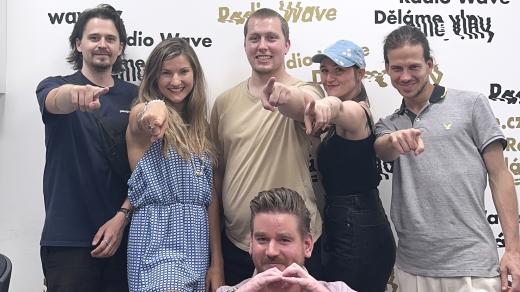 Do panelu zasedli dramaturg podcastu Kompot Martin Honc, novinářka Jana Patočková, moderátorka podcastu Pot Eliška Soukupová, producent Jan Syruček a cestovatel Vojta Adami