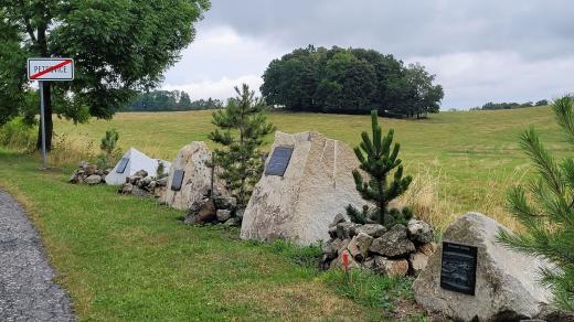 Pietní místo Rychleby před sto lety se nachází hned u cesty z Petrovic do Vojtovic