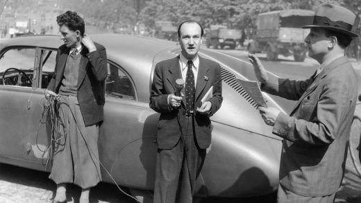 Josef Cincibus (uprostřed) při natáčení reportáže z Václavského náměstí (11. 5. 1945)