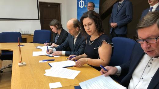 Podpis koaliční smlouvy v Českých Budějovicích, uprostřed nová primátorka Dagmar Škodová Parmová