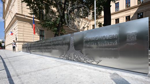 Instalace Dívka s kolem na památku nejmladší zavražděné oběti německého teroru během druhé světové války, čtrnáctileté Jindřišky Novákové před ZŠ B. Hrabala v Praze