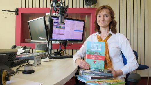 Ilona Fišerová ve studiu Českého rozhlasu Hradec Králové 