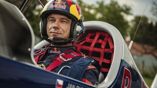 Jan Rudzinskyj, akrobatický pilot, člen Flying Bulls Aerobatics Team