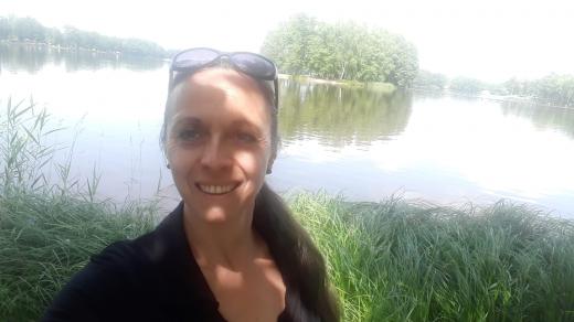 Jitka Bednářová u rybníka Hejtman. Na ostrůvku často jako starostka oddává