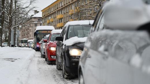 V Pardubicích se tvořily dlouhé kolony, ve kterých uvíznuly i vozy hromadné dopravy