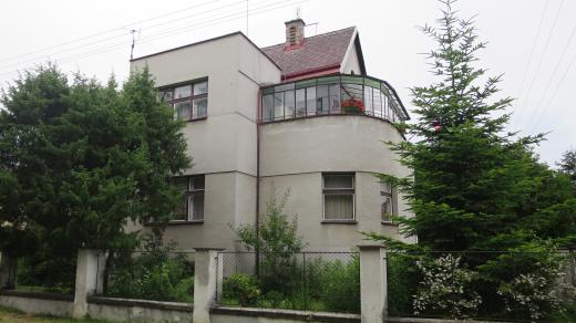 Vila Josefa Hostovského stojí na nárožní parcele ulic Okružní a Schulhoffova