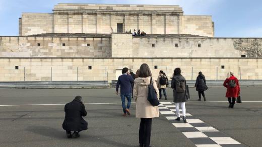 Je to ukázka monumentálního neoklasicismu, ale to popravdě není čistě jen nacistický styl
