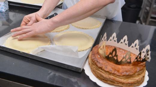 Příprava galette du roi, kulatého „králova“ koláče z máslového listového těsta