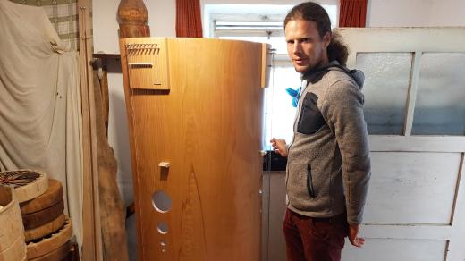 Tomáš Dufek ve své dílně v Dolních Radslavicích vyrábí různé bubínky, ozvučná dřívka, chřestidla a strunné nástroje