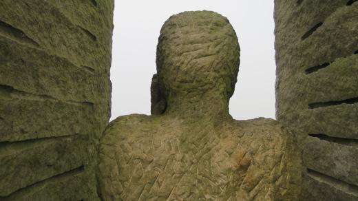 Plastika s názvem Pozorovatel na Mariánském kopci u Králík