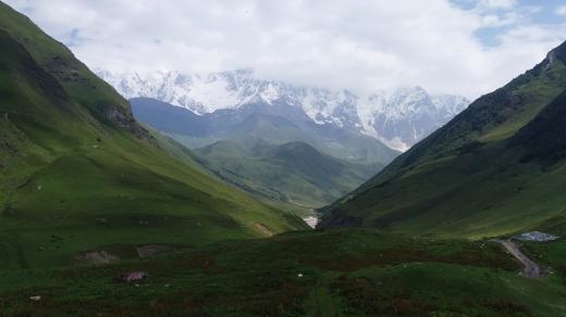 Šchara – nejvyšší hora Gruzie – zůstává po většinu roku zahalená do mlhy a mraků. I ona leží na území někdejší Kolchidy