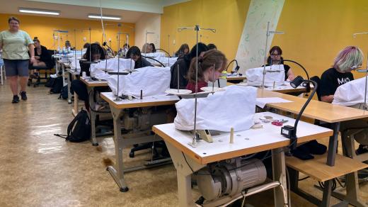 Přes čtvrt století byl o obor krejčí na novopacké střední škole malý zájem. Teď se situace změnila