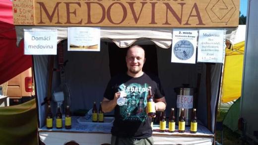 Představíme vám výrobce Neanovy medoviny - Filipa Tichého z Hradce Králové