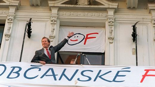 Václav Havel mává 9. června 1990 z balkonu poté, co Občanské fórum drtivě zvítězilo v prvních svobodných volbách