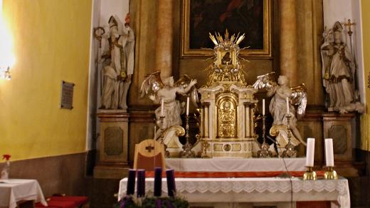 Adventní věnec je jedinou ozdobou kostela v době adventu