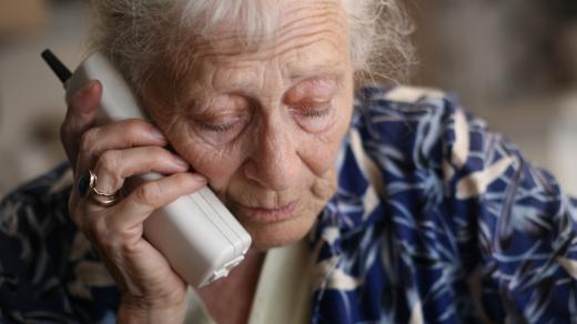Seniorka s telefonem (ilustrační foto)
