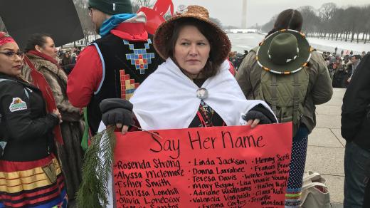 Carolyn DeFordová na lednové demonstraci ve Washingtonu.