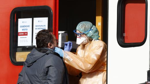 Koronavirus, odběrové místo v areálu nemocnice Na Bulovce, testy, nákaza, epidemie, rouška