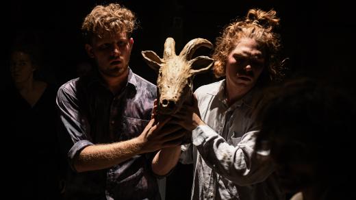 Z premiéry hry Agora