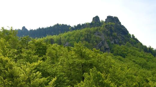 Frýdlantské cimbuří ze sousední vyhlídky Hajní kostel