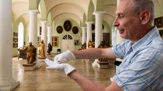 Geoinformatik Jiří Šindelář ukazuje kopii snubního prstenu Kateřiny z Ludanic, manželky Petra Voka