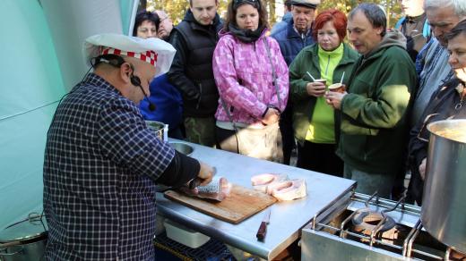 Výlov rybníka Rožmberk si nenechal ujít Petr Stupka, kterého znáte z rozhlasového Kuchařského čarování. Pod hrází vařil rybí speciality