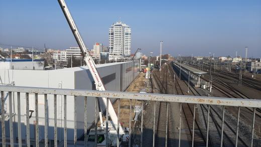 Nové hala (objekt vlevo) pro tramvaje u hlavního nádraží v Olomouci