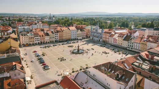 Náměstí Přemysla Otakara II. je proslavené půdorysem pravidelného čtverce a rozlohou větší než jeden hektar. Je tak jedním z největších čtvercových náměstí v České republice