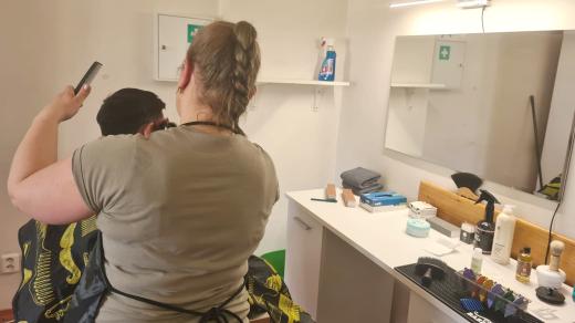 Pracovnice olomoucké charity stříhá, holí, ale taky barví vlasy lidem bez domova