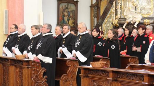 Členové Řádu maltézských rytířů při slavnostní mši k 25. výročí činnosti České maltézské pomoci v Českých Budějovicích