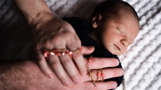 Jakýkoli dotek má na dítě obrovský vliv. Jak správně zvedat, chovat a oblékat ty nejmenší děti?