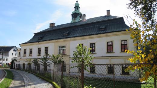 Brandýský zámek nepřehlédnete, stojí hned u hlavní cesty