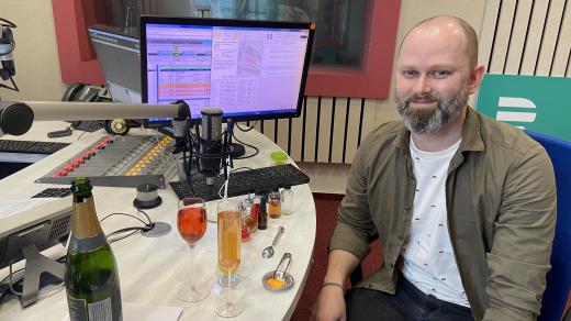 Barman Tomáš Melzer hostem u mikrofonu Pavly Kindernayové