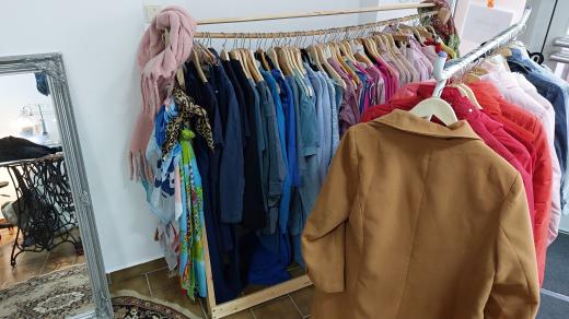 Oblečení do života vrací v jihlavské Zašívárně Blanka Hrochová