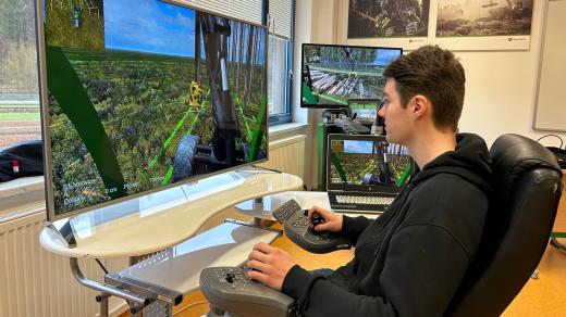 Studenti lesnické akademie v Trutnově mohou trénovat těžbu dřeva v novém výukovém středisku