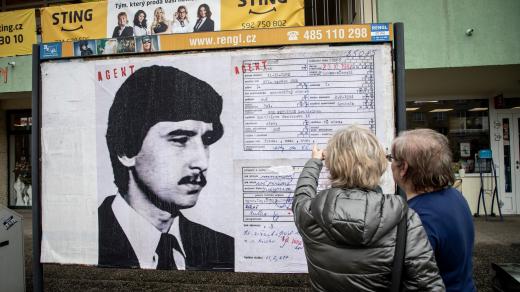 Plakát s Andrejem Babišem jako agentem StB