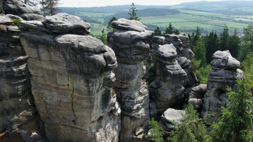 Při výletu na Ostaš  se nikdo nenudí, ať už se rozhlíží do daleka, nebo se kochá pohledem na skalní město