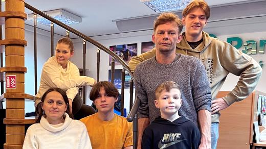 Děti z Divadelního ateliéru Paměti národa s lektorem Lukášem Kopeckým a publicistikou Šárkou Kuchtovou.jpg