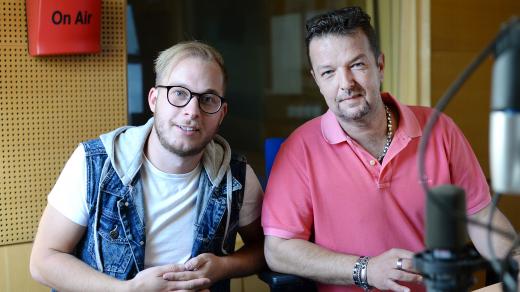Zpěvák a kytarista Marek Lejhanec a režisér videoklipu Etienne