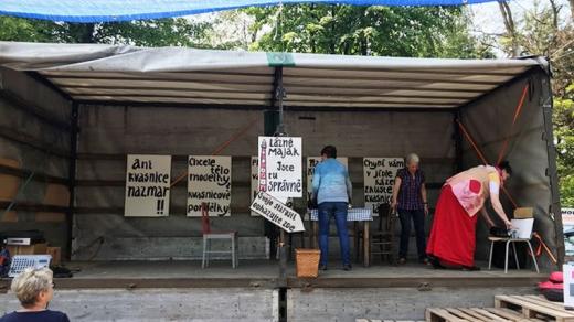 Konec konců na masopustu v Bílé Třemešné jsme hrály na vleku od traktoru