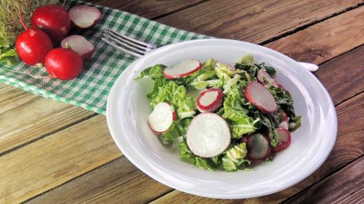 Salát, ředkvičky, zdravá strava, zelenina, dieta, hubnutí. Ilustrační foto