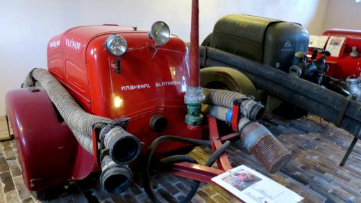 Dvoukolová stříkačka DS - 12 R.A. Smékal z roku 1936 v prostroách historické maštale 