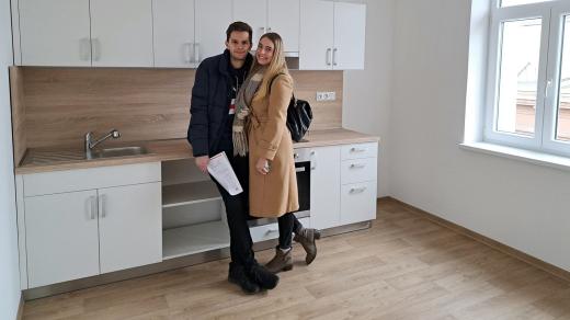 Klára a Michal v novém bytě v Korandově ulici v Plzni